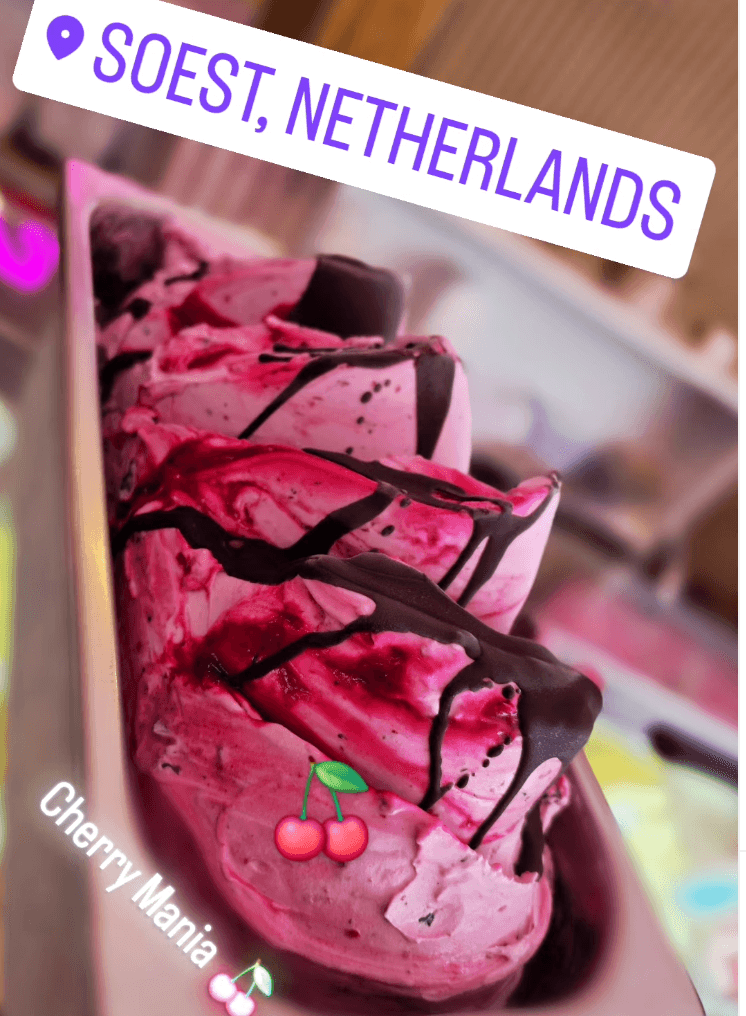 Close-up van Cherry Mania-gelato met Amarena-kersen en chocoladesaus bij Gelato Mio in Soest