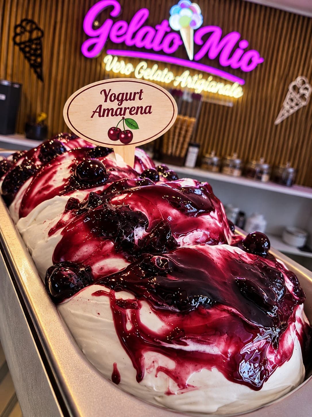 Bak witte yoghurtgelato met Amarena-kersen en dieprode kersensaus