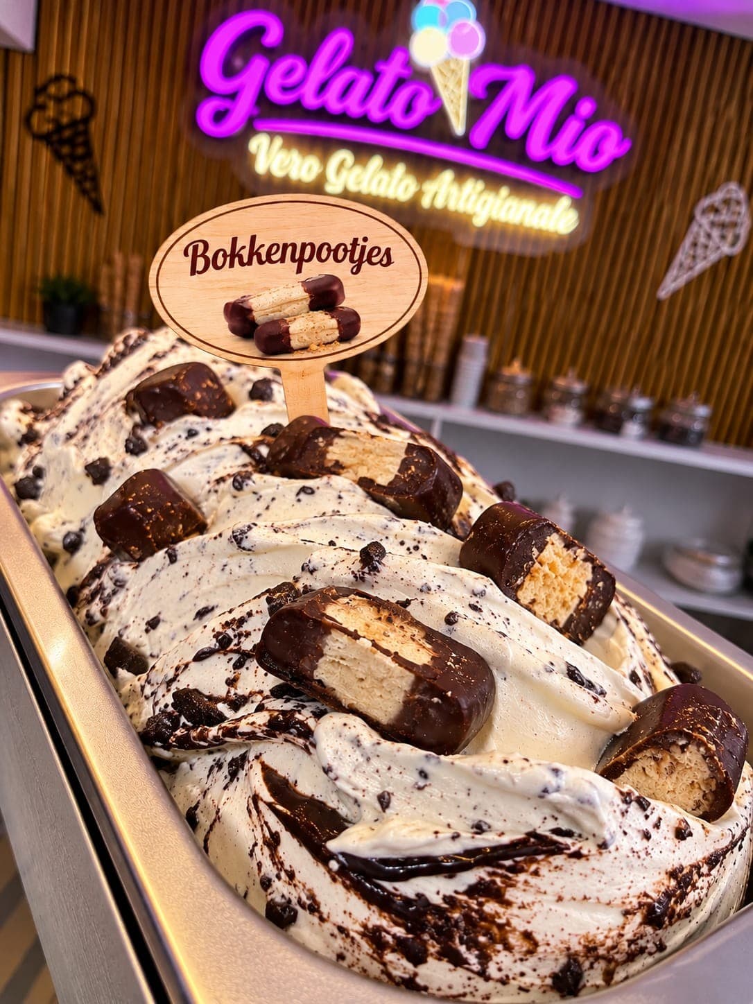 Bak gelato met stukjes bokkenpootjes en chocoladestukjes
