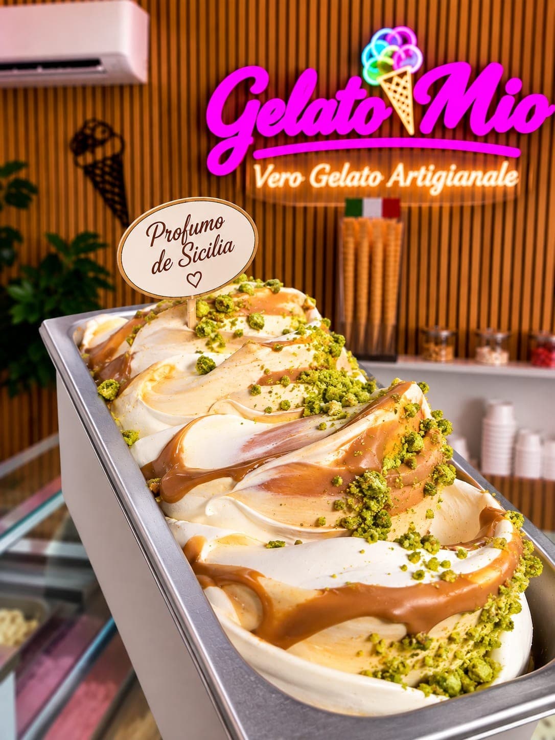Bak Profumo di Sicilia-gelato met karamelswirls en pistachekruim