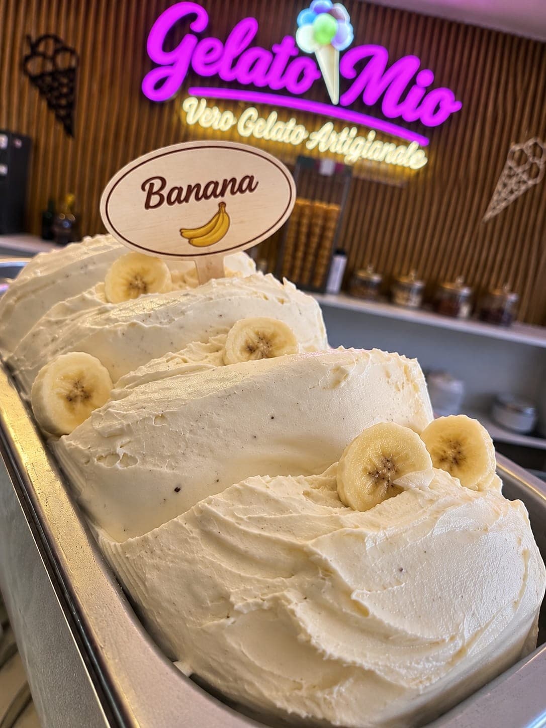 Bak bananengelato met plakjes verse banaan